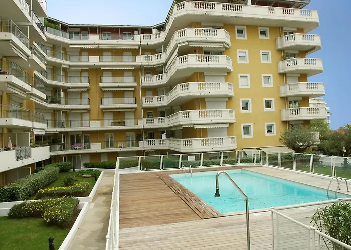 Апартаменты Domes Seaside Piscine, Free Parking, Airport Tramway Ницца